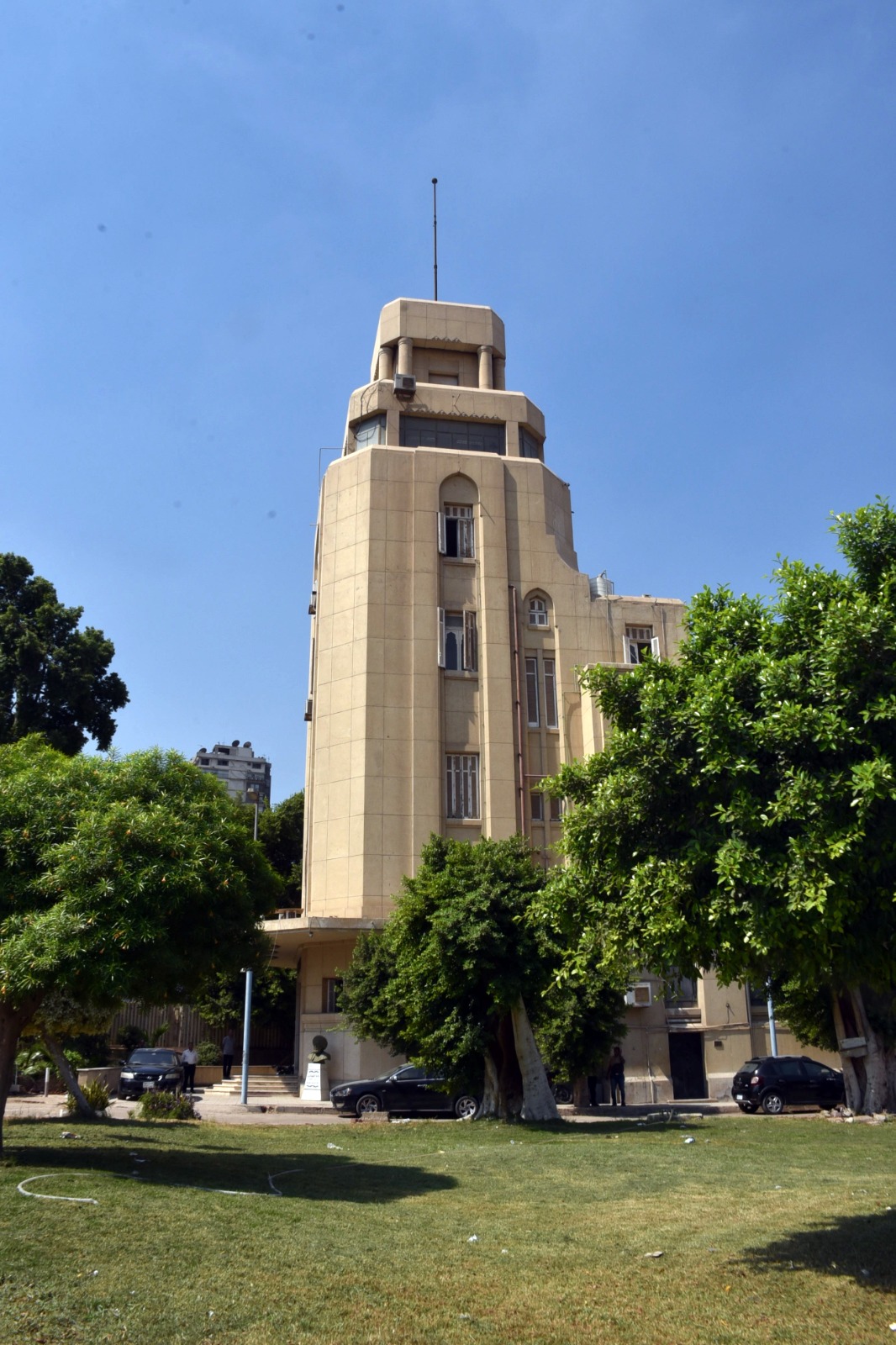 وزير الثقافة يتفقد عددًا من المواقع الثقافية بساحة دار الأوبرا المصرية 